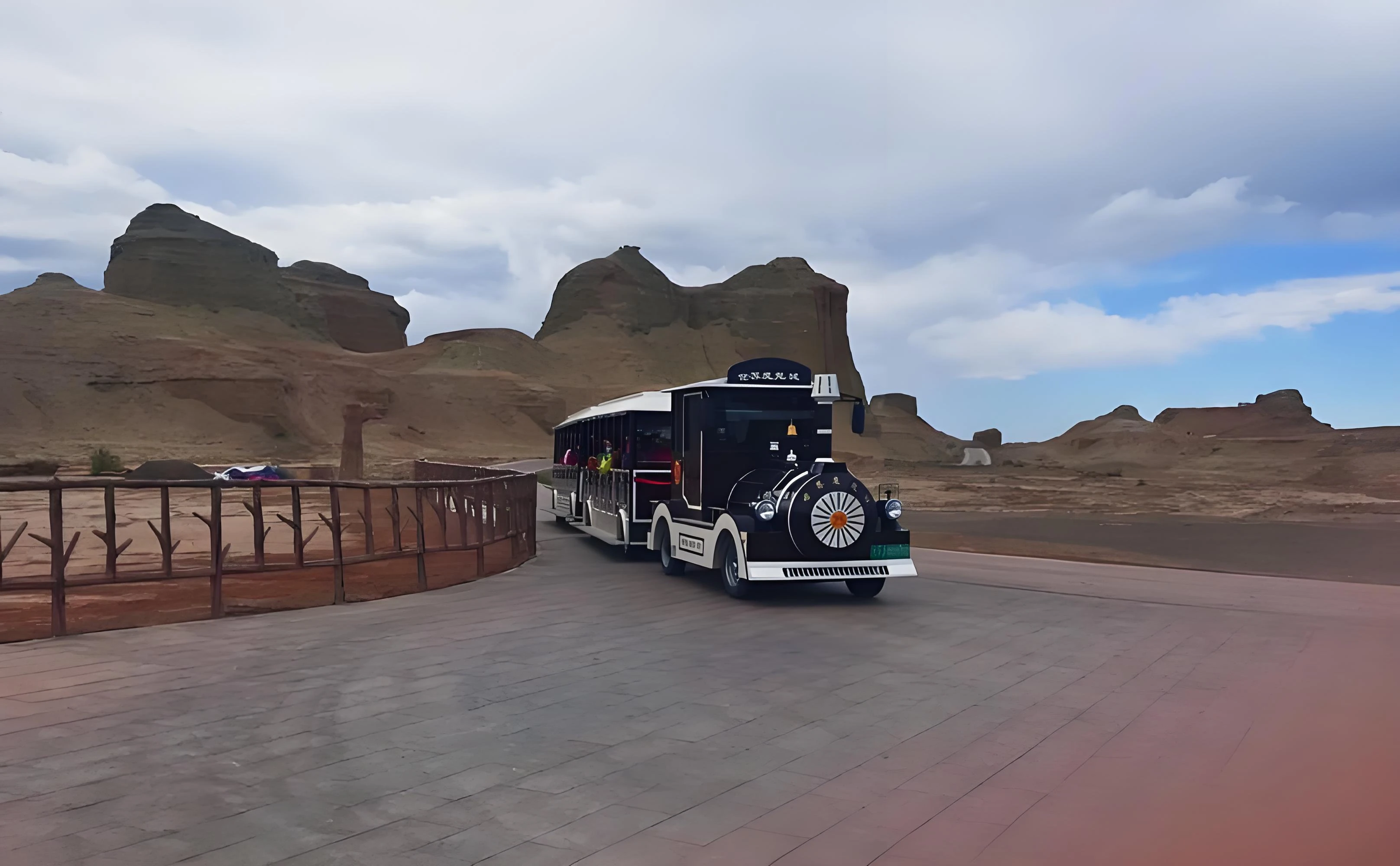 烏爾禾魔鬼城小火車