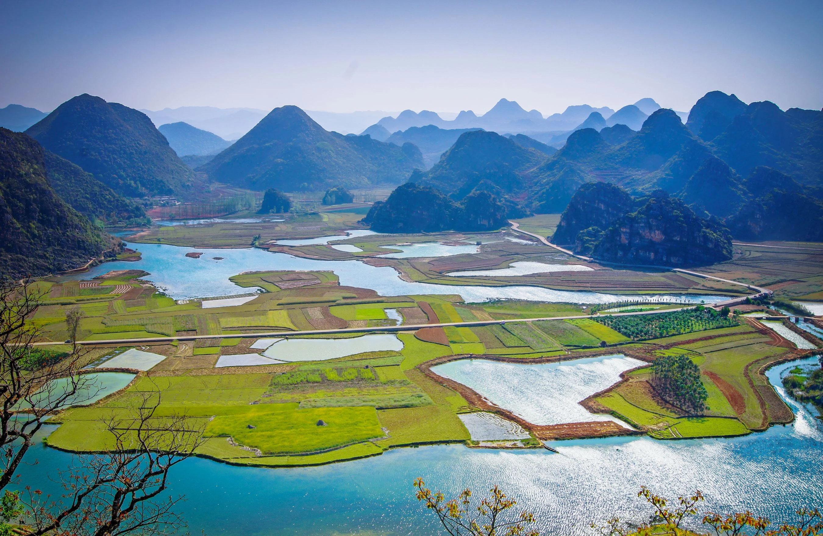 登青龍山俯瞰山水田園