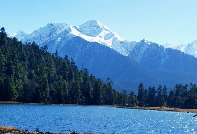 嘎朗湖(海拔2700米)